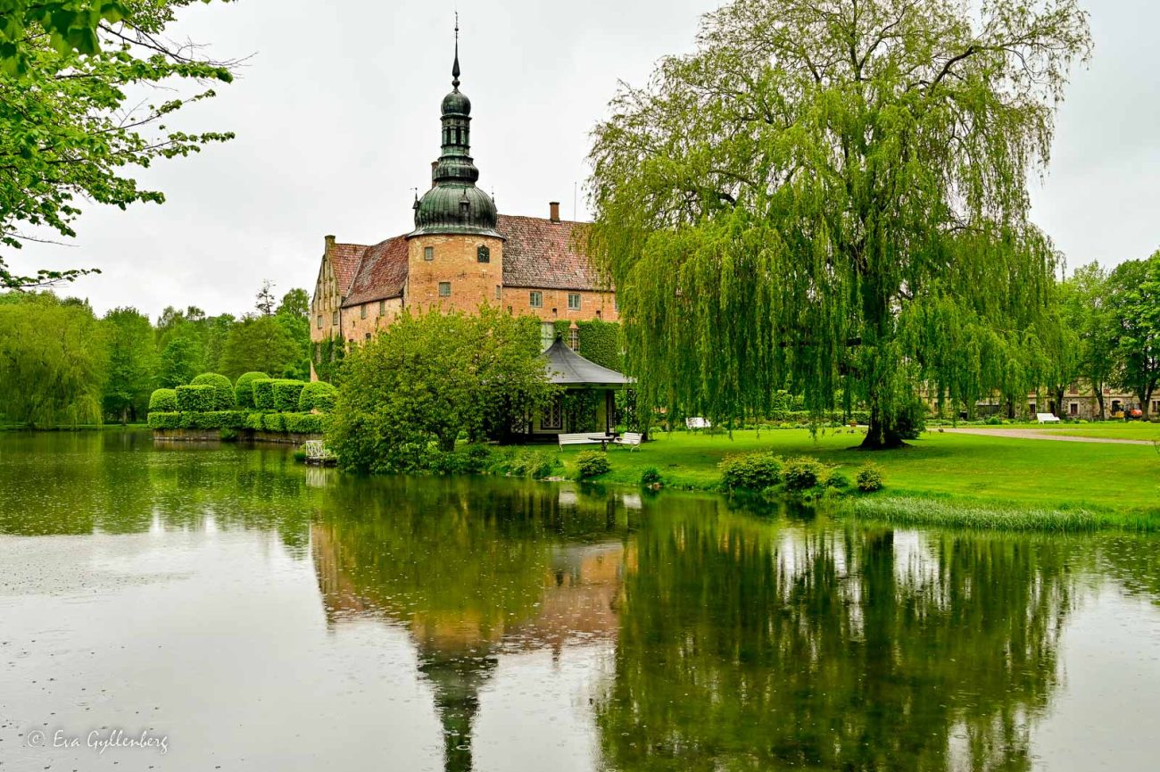 Vittskövle slott speglar sig i vattnet runt slottet