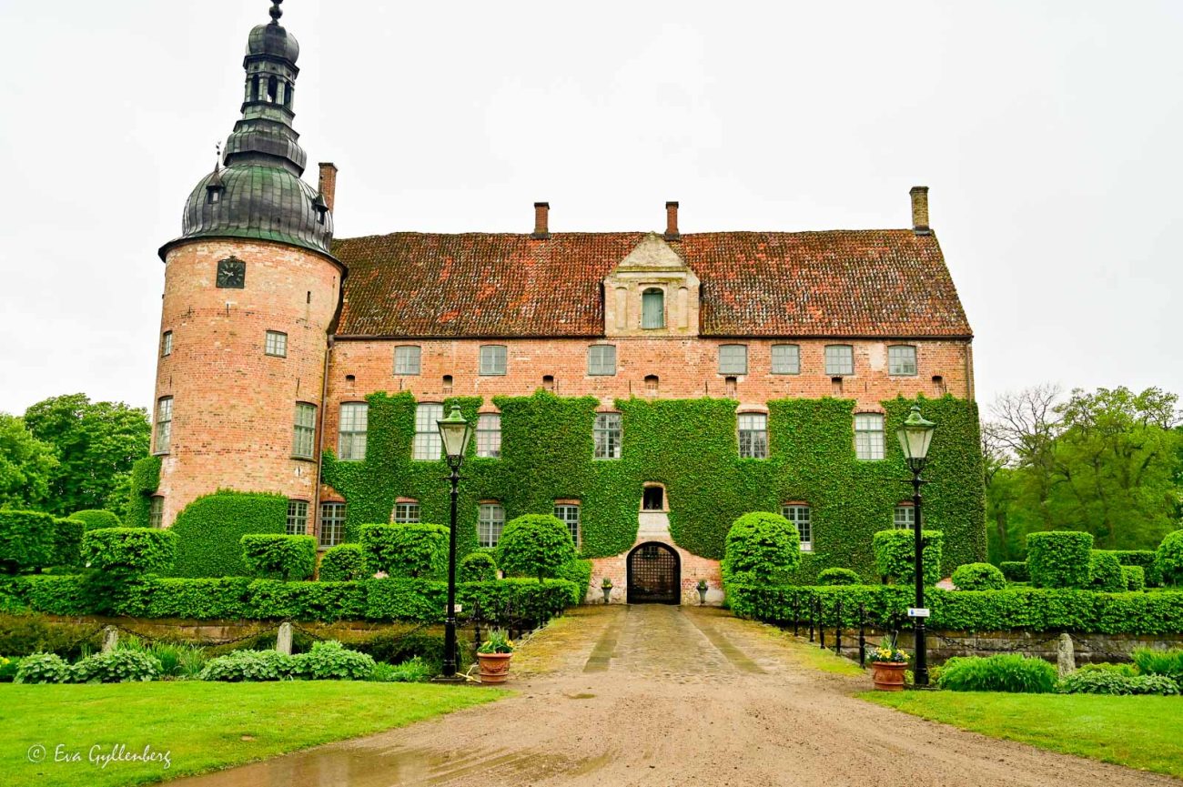 Vittskövle slott med sitt torn och murgrönsbeklädda fasad
