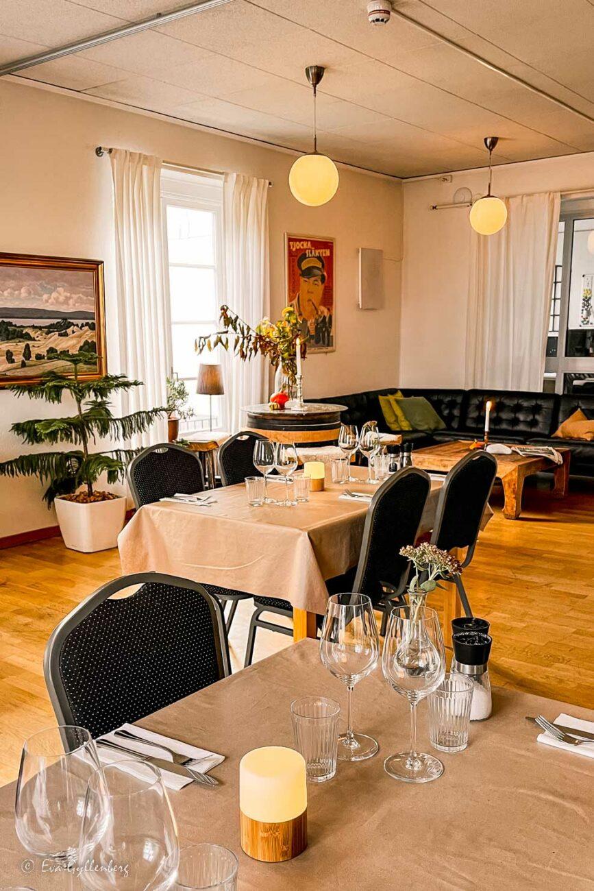 restaurang med dukade bord
