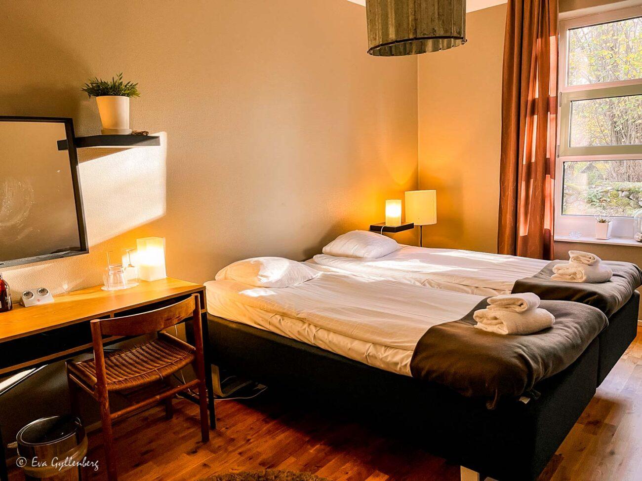 hotellrum med dubbelsäng och skrivbord