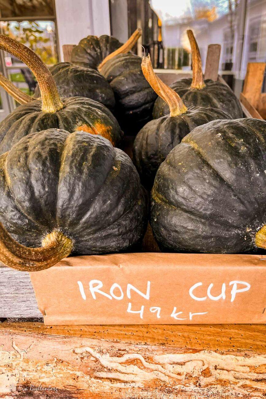 massor av pumpor i en trälåda