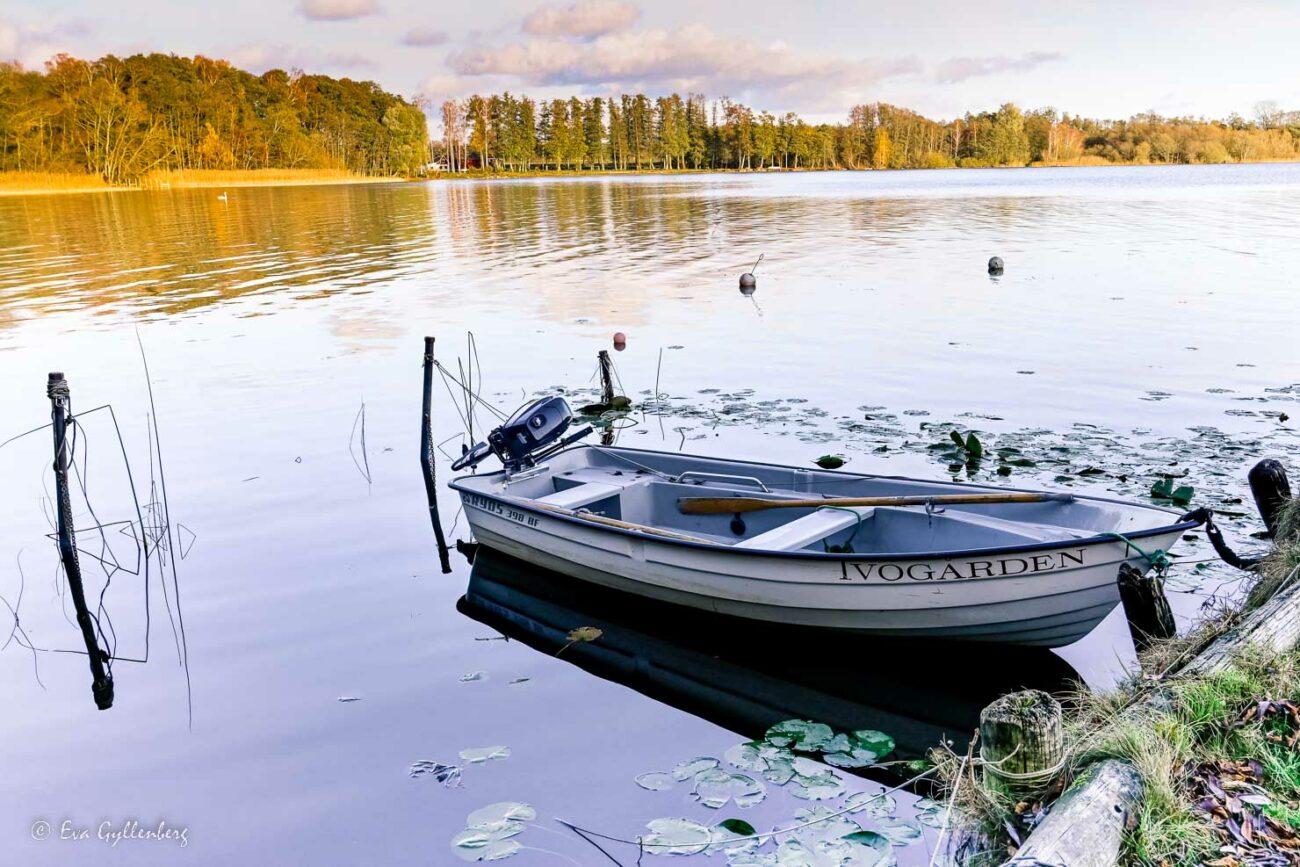 en sjö med en liten båt