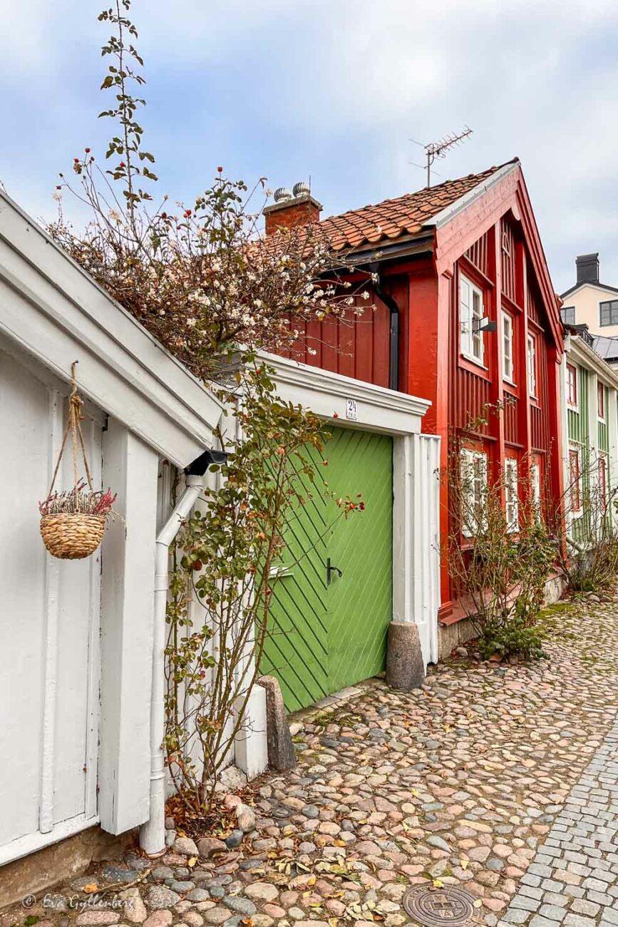 Söt liten kullerstensgata på Kvarnholmen