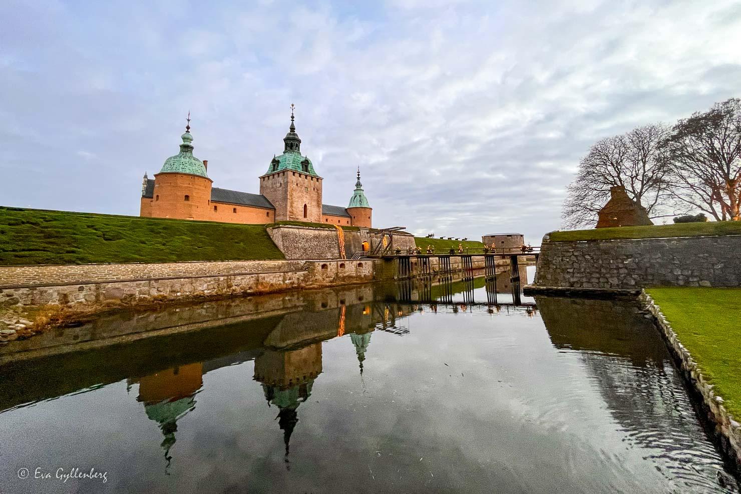 Kalmar slott med vallgraven framför - en av alla sevärdheter i Kalmar