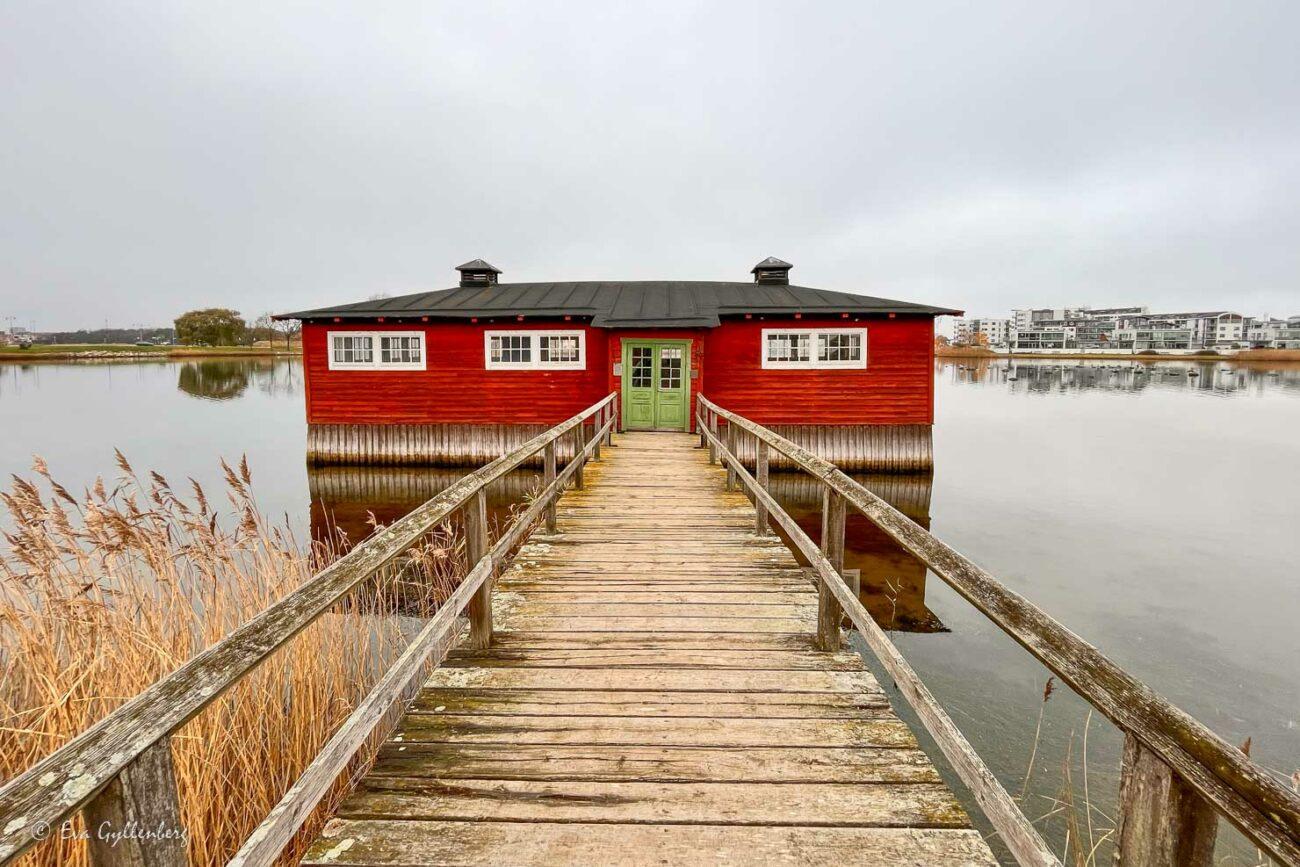 Det röda klapphuset ligger ute på vattnet