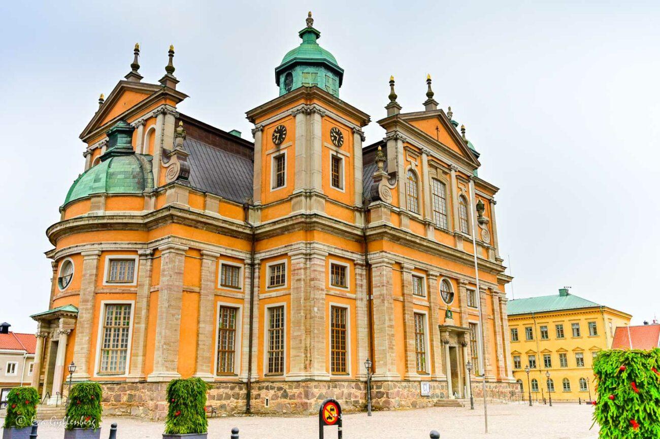 Kalmar domkyrka i gult med koppartak