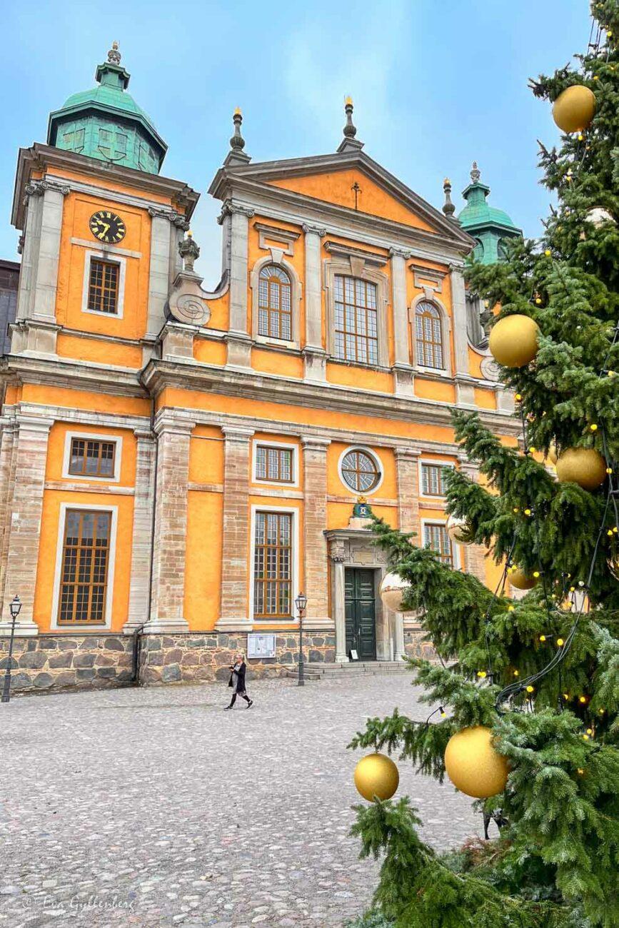 Kalmar domkyrka med en julgran