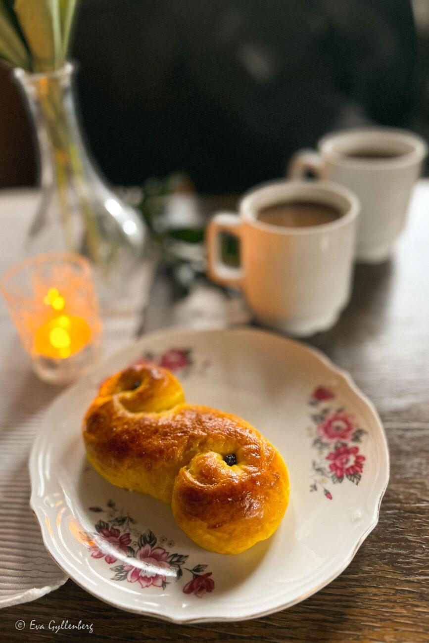 Hembakt lussebulle med två koppar kaffe