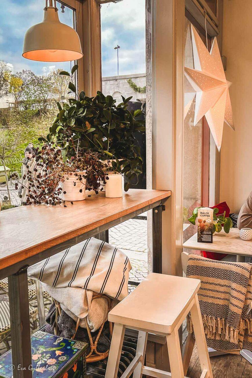 Pall vid fönstret på ett café