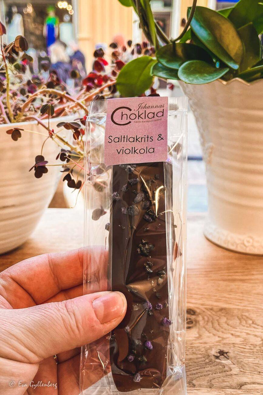 Saltlakritskola med violsmak