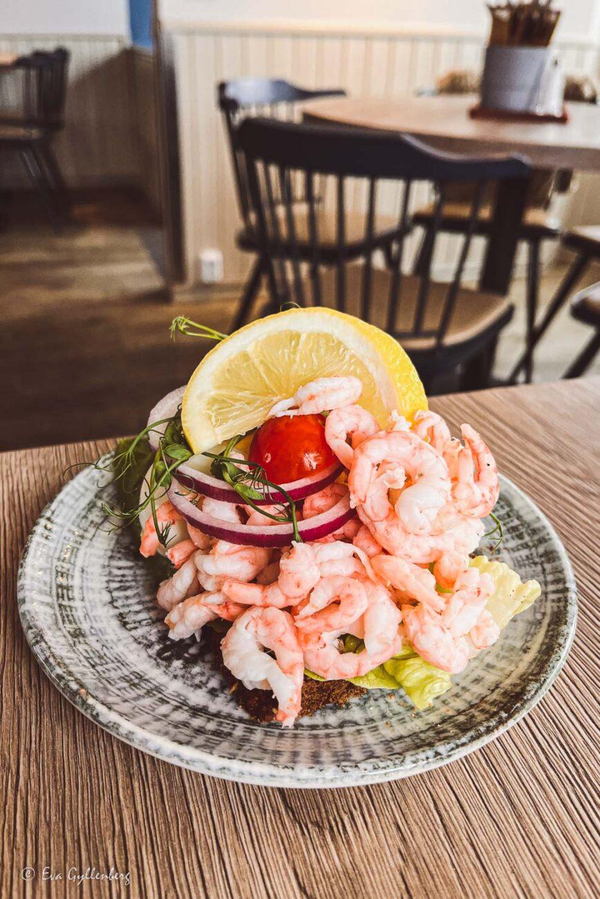 Räkmacka med en massa räkor på ett bord
