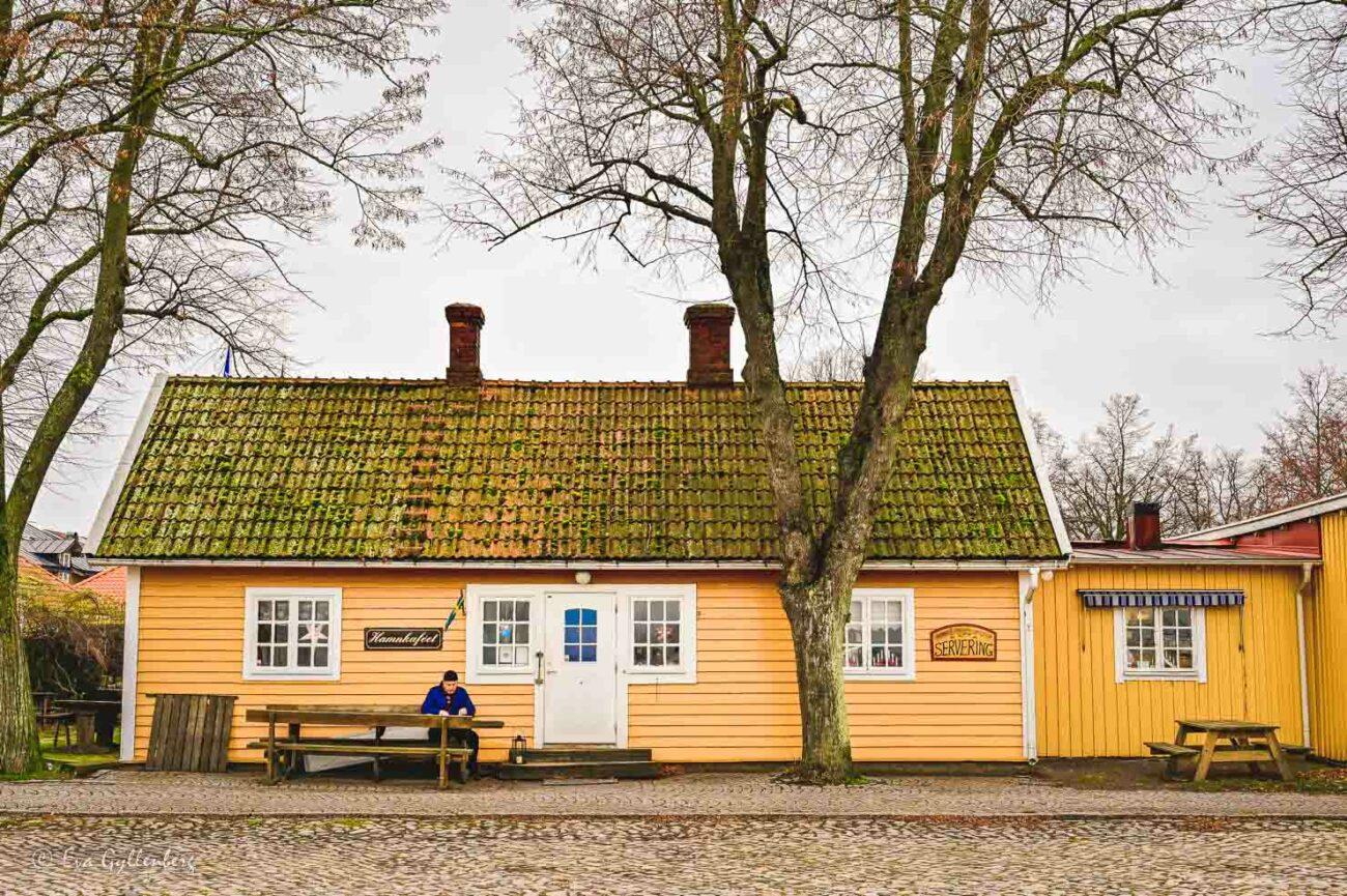 Hancaféet i sitt gula trähus är ett mysigt ställe för en fika i Kalmar