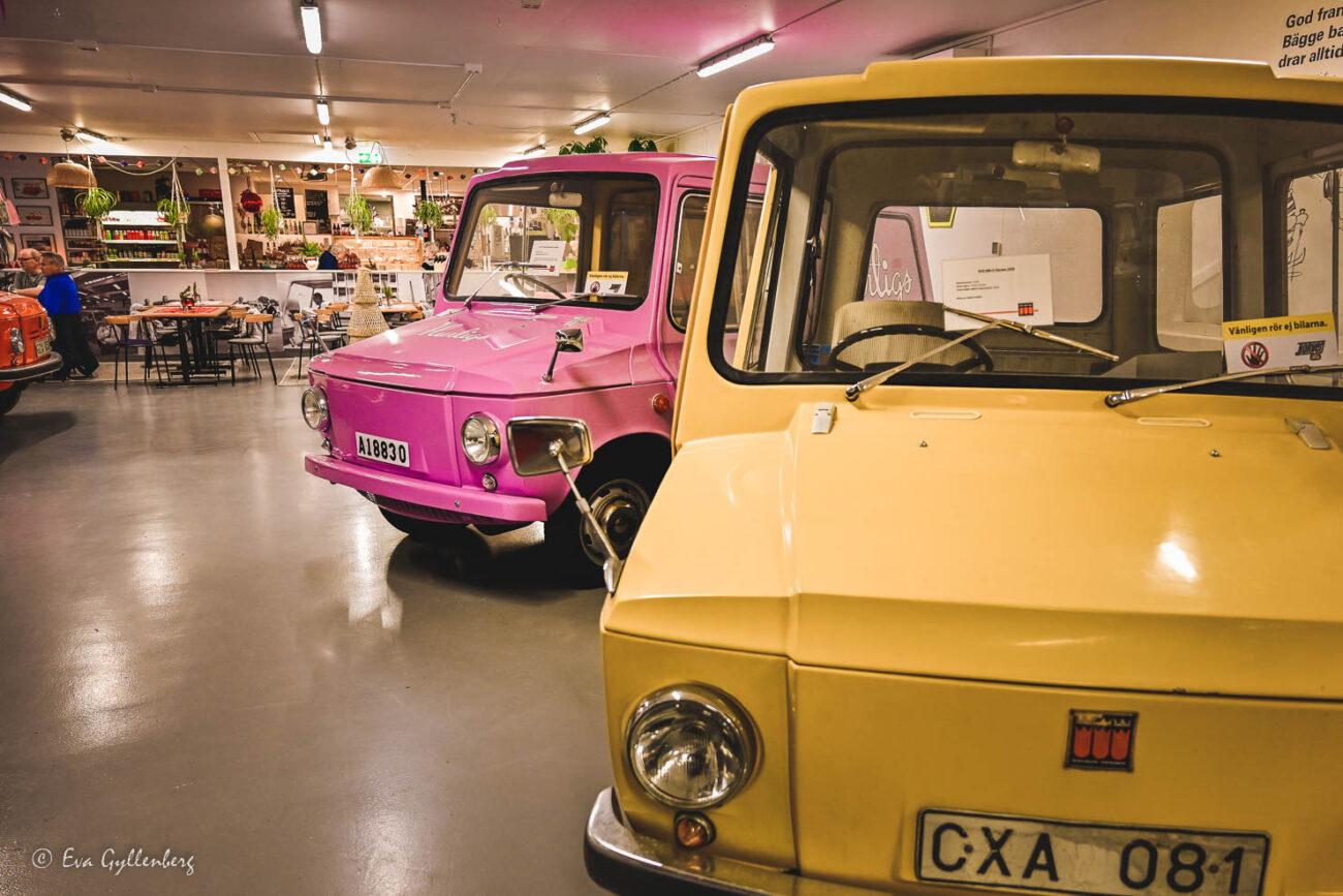 Tjorvenbilar i gult och rosa