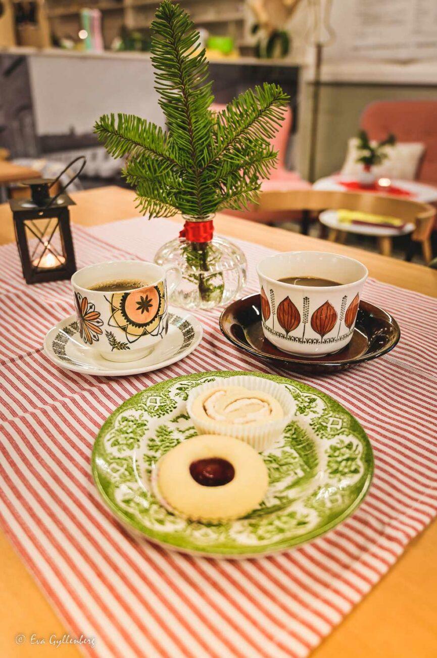 Två koppar kaffe med en hallongrotta och en snoddas