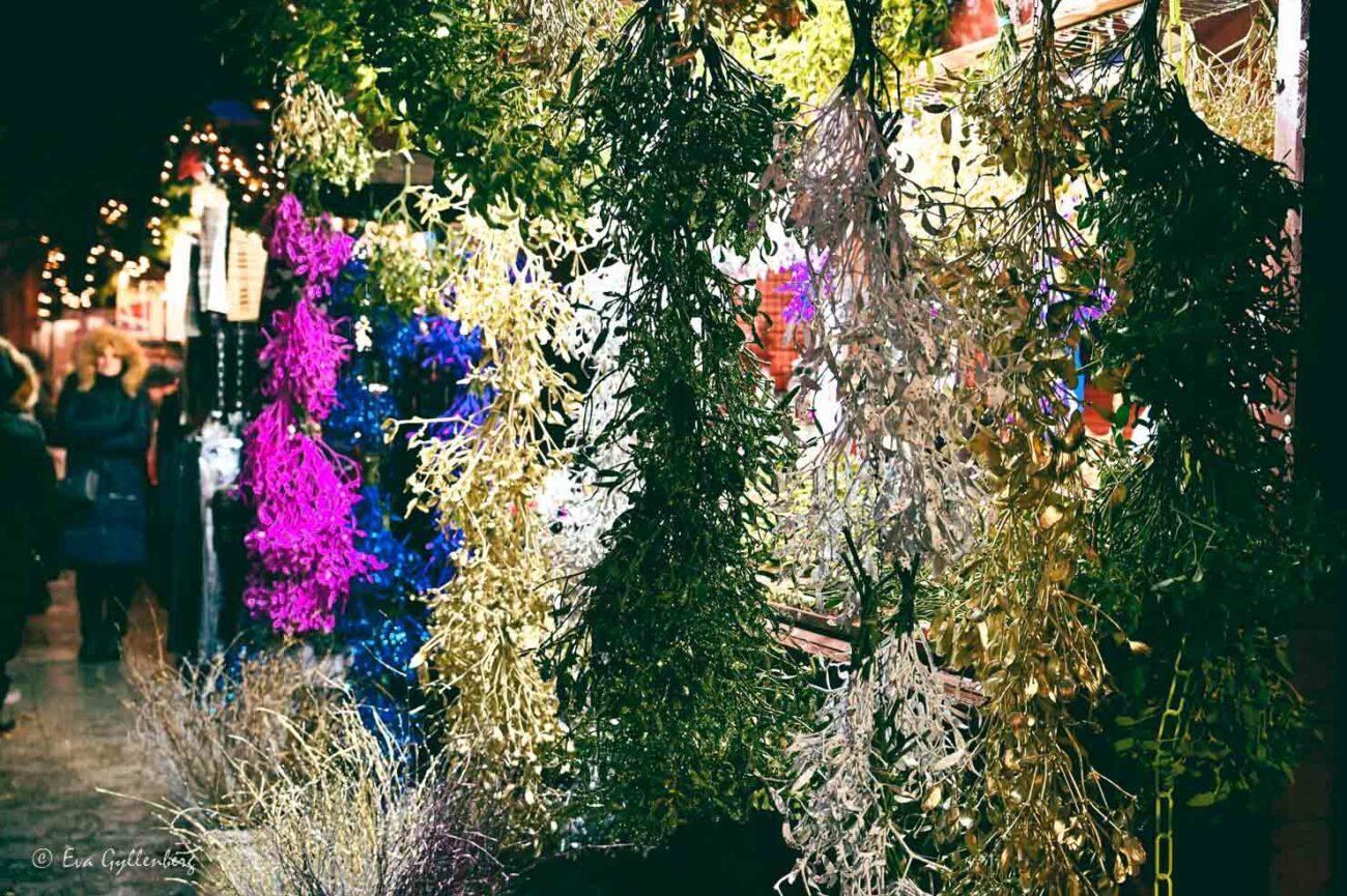Målade tistlar hänger på rad på julmarknad i Plzen