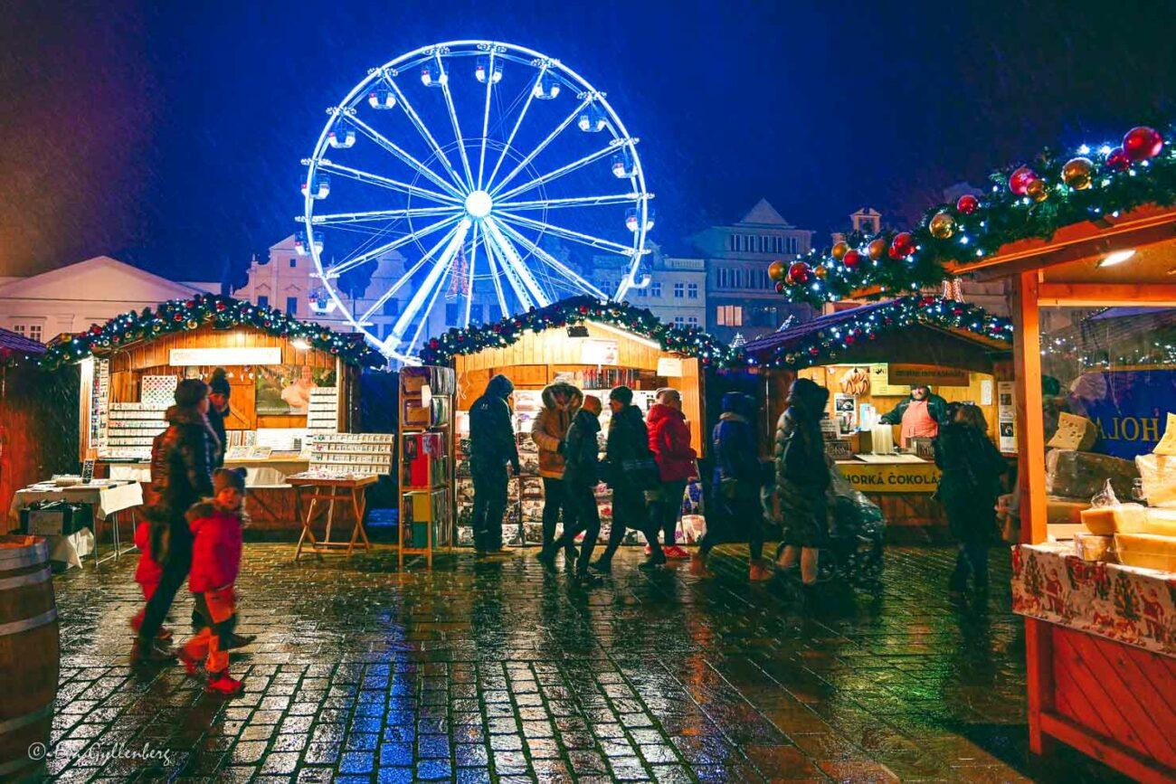 Julmarknad i Plzen en snöig vinterkväll