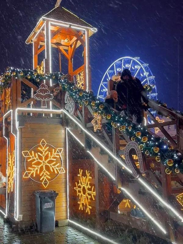 Pariserhjul och klocka att ringa i på en julmarknad i Plzen