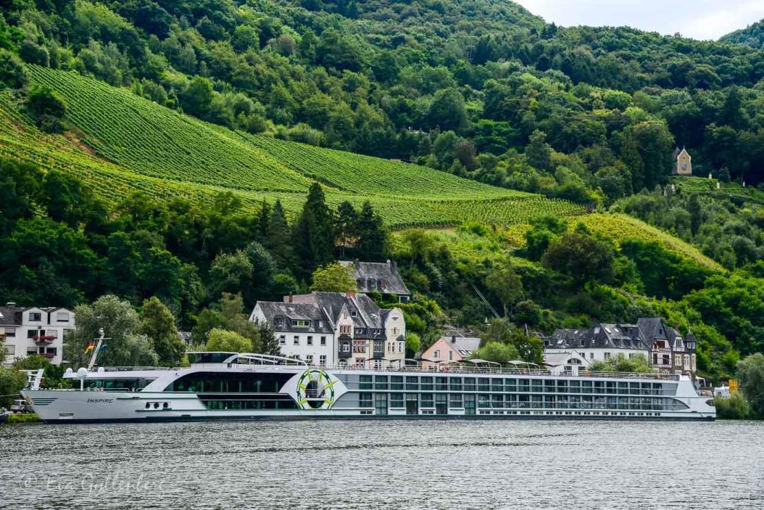 Gigantiskt kryssningsfartyg på floden Mosel