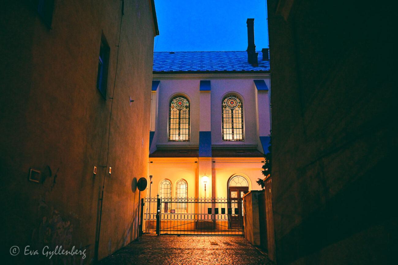 Synagogan i mörkret utifrån en vinterdag