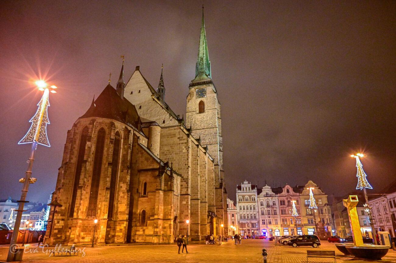 Republic Square och den stora katedralen i Pilsen