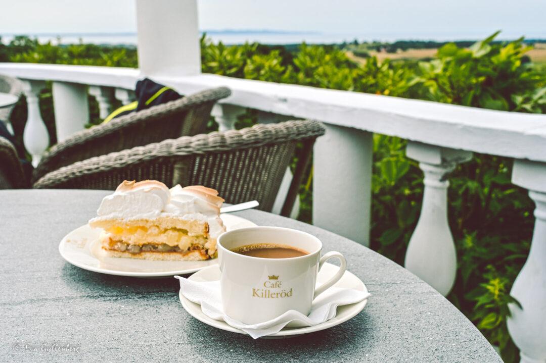 Uteservering på café Killeröd med en marängtårta och kaffe