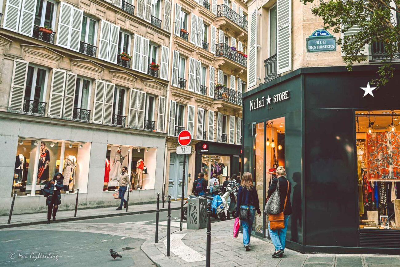 Folk går på shoppinggata i Paris