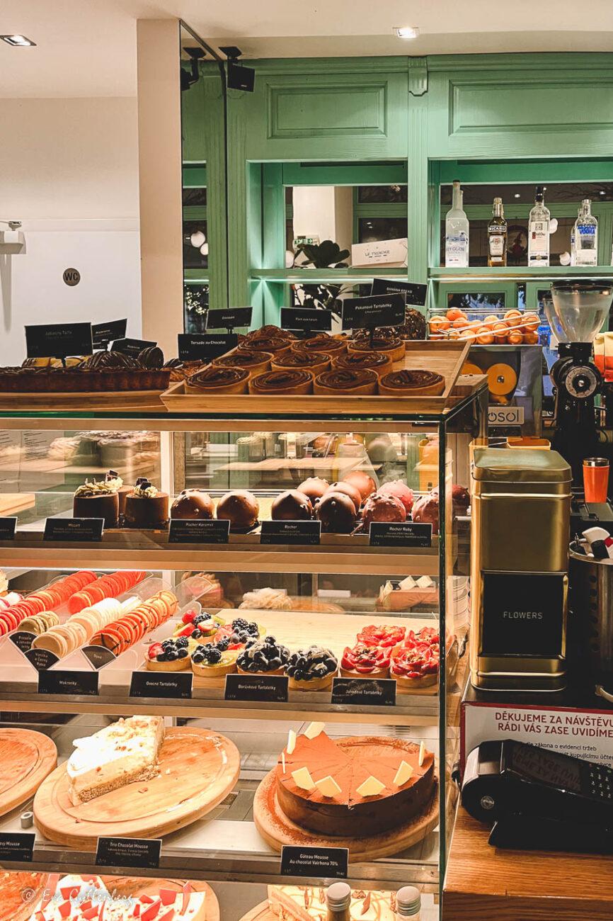 Massor av kakor och tårtor i en kakdisk på ett café