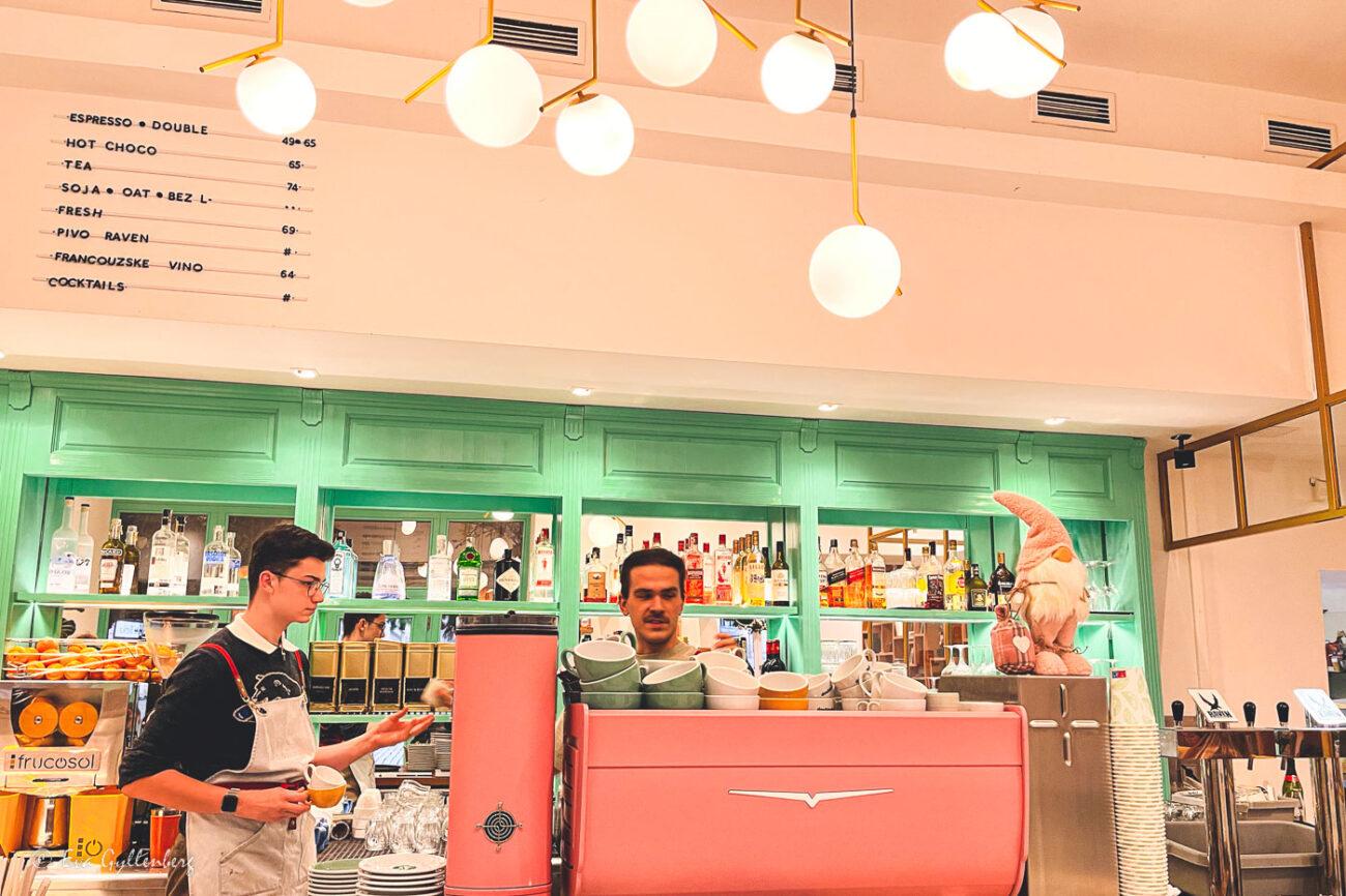 Rosa och torkost café med runda lampor i taket - ett mysigt café för en fika i Plzen