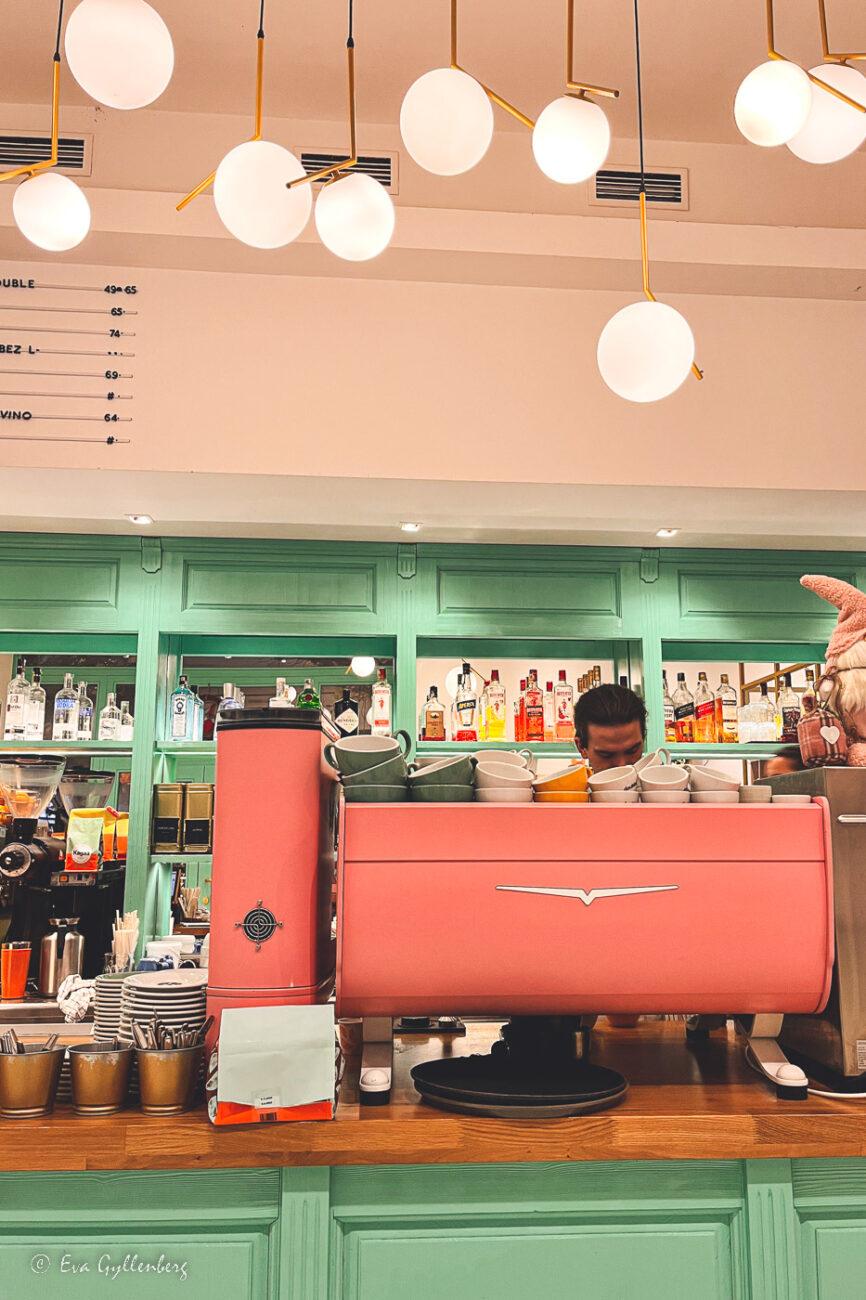 Rosa och torkost café med runda lampor i taket
