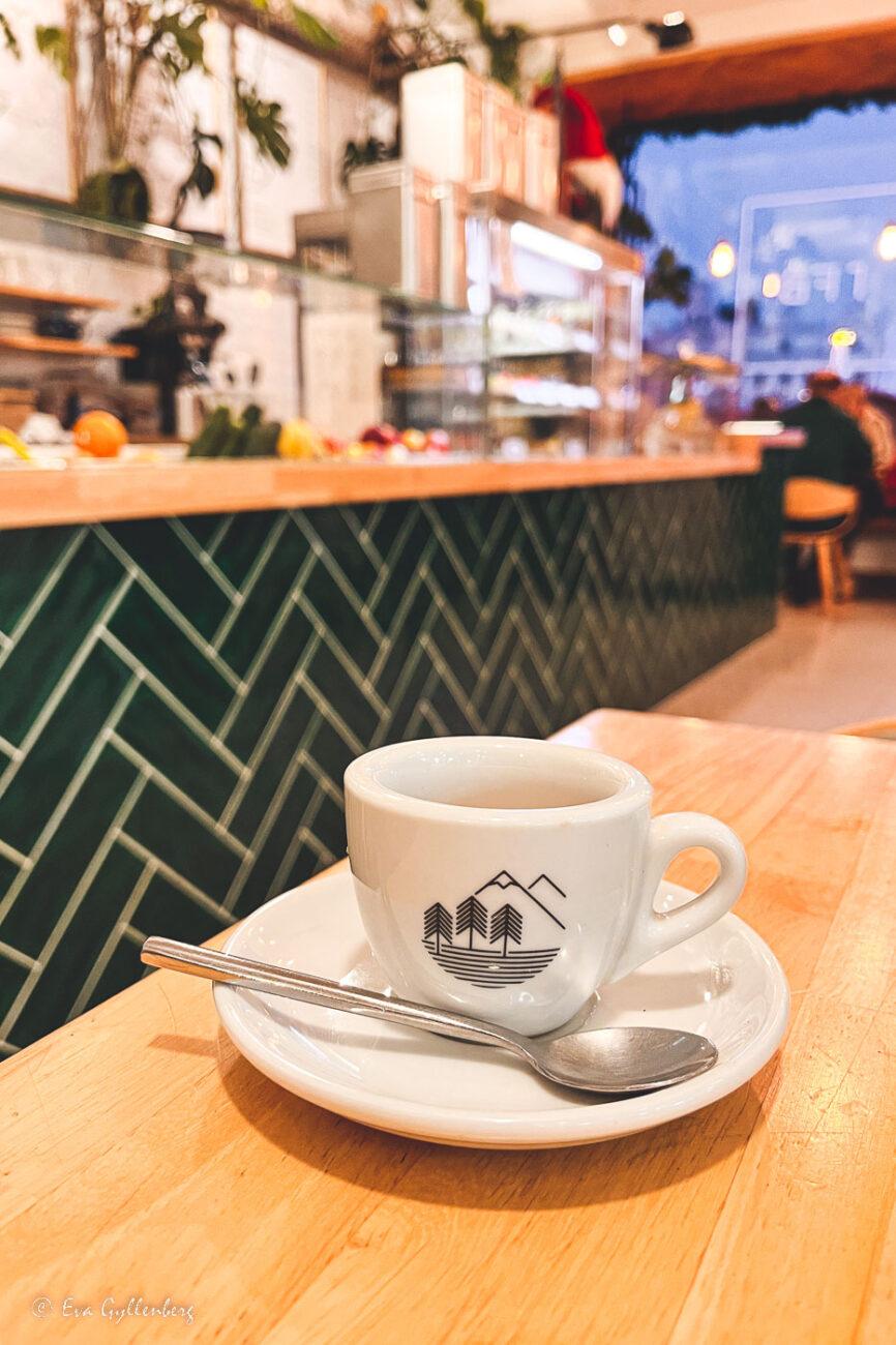 Espresso på ett bord på ett café med gröna kakelplattor
