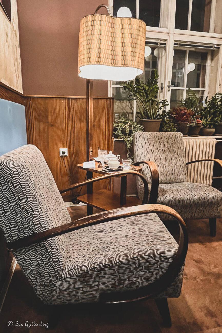 40-talsfåtöljer på café i Plzen