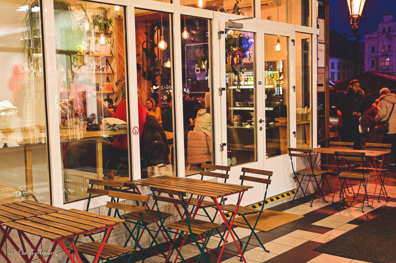 Cafébord och stolar utanför café i Plzen