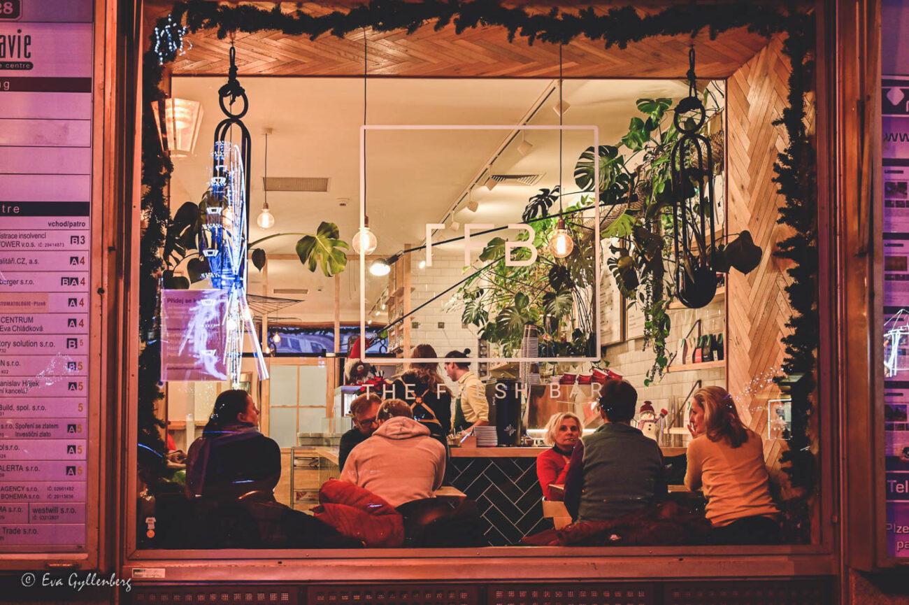 Café i Plzen sett från gatan genom fönstret