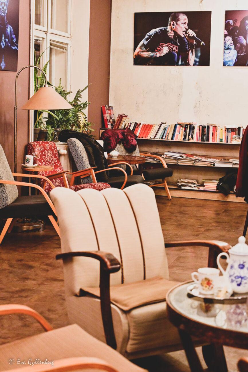 Fina fåtöljer på café i Tjeckien