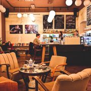 Café med mysiga fåtöljer