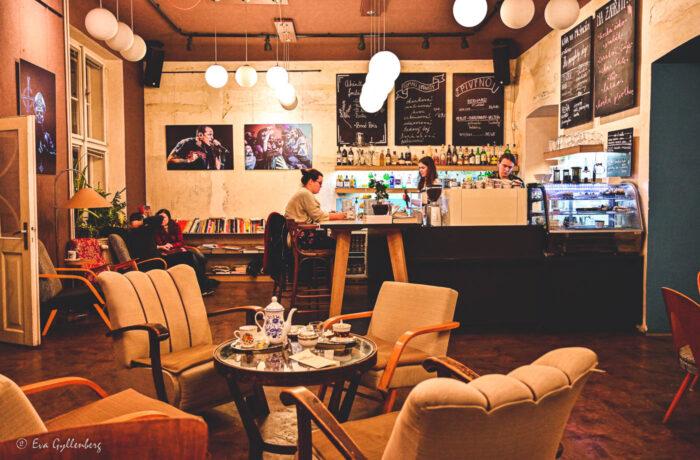 Café med mysiga fåtöljer