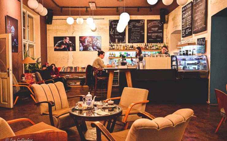 Café med mysiga fåtöljer