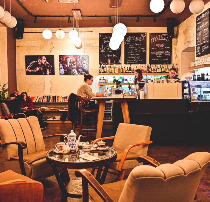 Café med mysiga fåtöljer