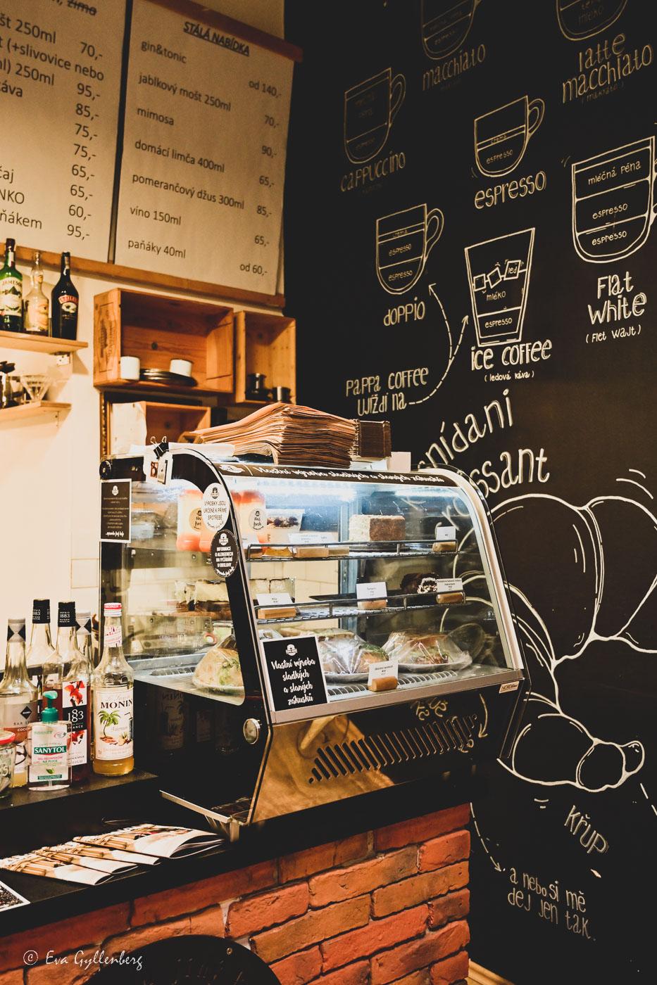 Disk med kakor i ett café