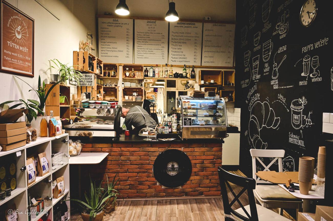 Barista i liten kaffeaffär