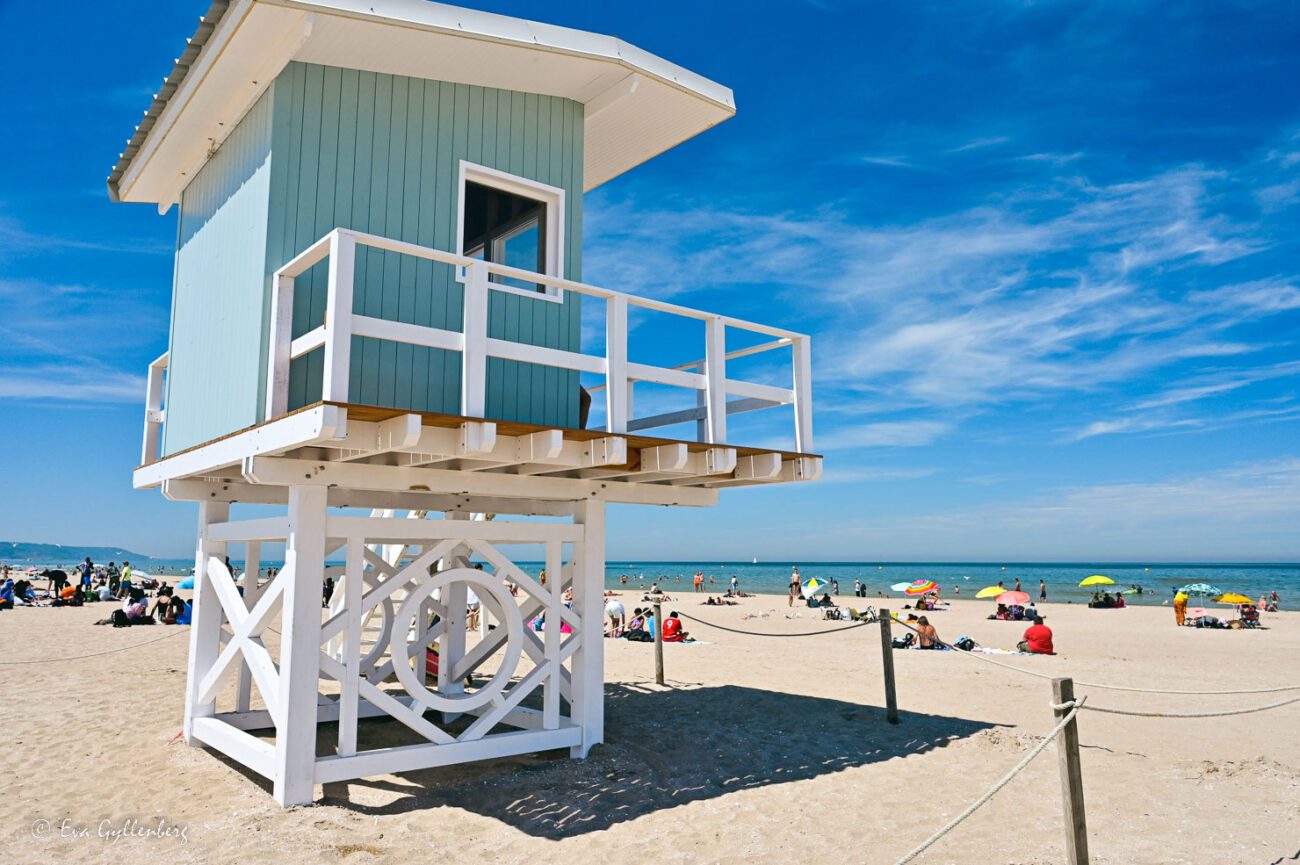 Turkost badvaktshus på stranden i Deauville