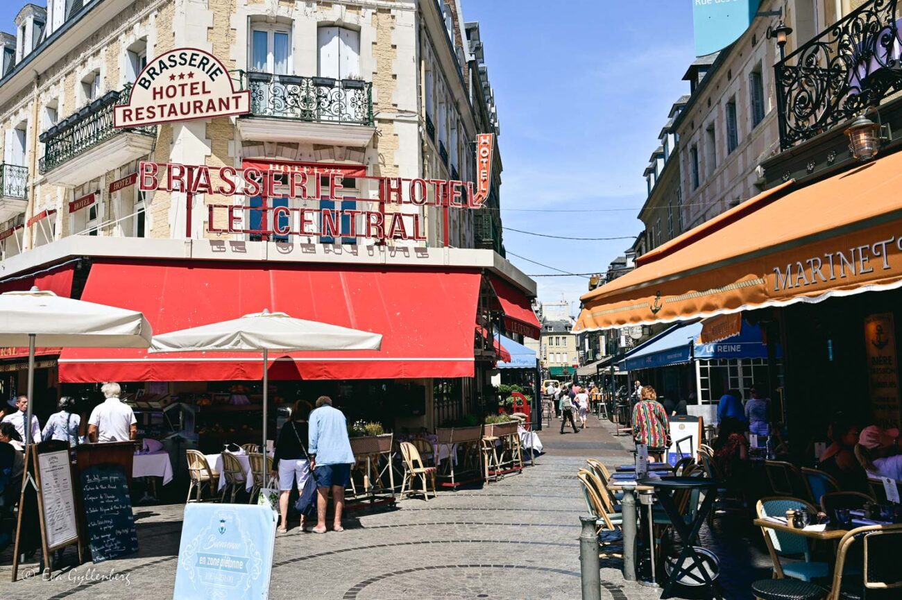 Gågata i Trouville kantad av restauranger