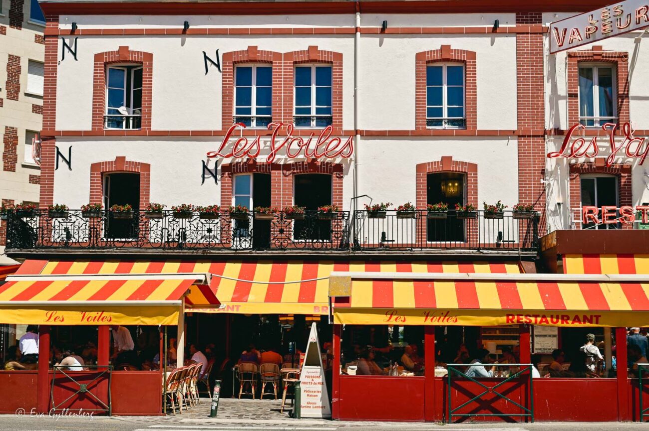 Vackert hus med restaurang med randig persienn