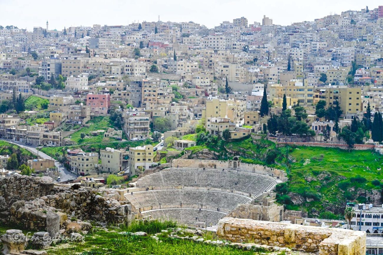 Den stora romerska amfiteatern i Amman omgiven av bebyggelse. En av alla sevärdheter i Jordanien