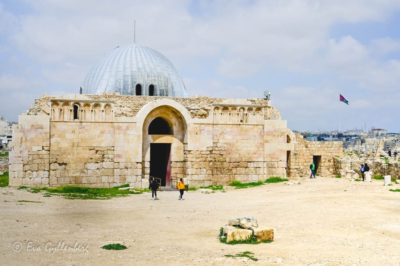 Historisk byggnad i sandsten vid citadellet i Amman