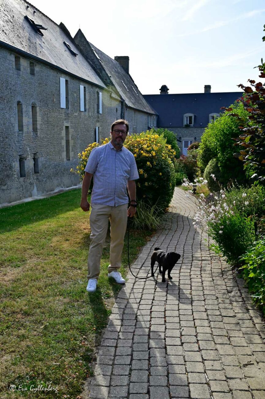 Husse och Bettan i Frankrike. Det är lätt att resa med hund till Frankrike