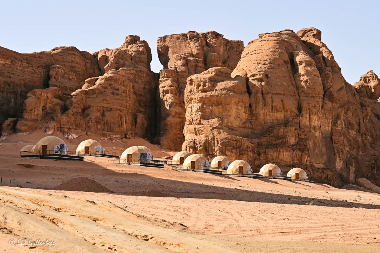 Ten bubble hotels in the desert under a high cliff