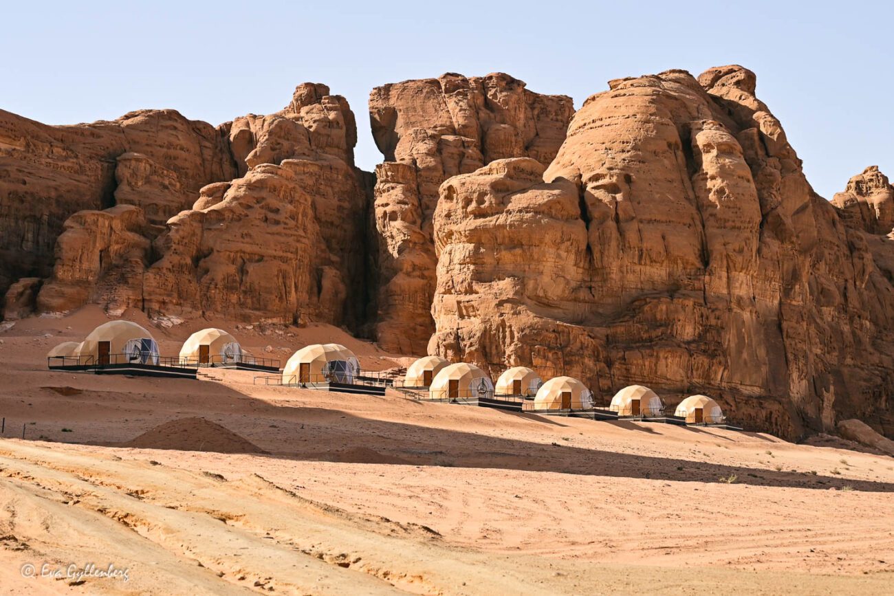 Tio bubbelhotell i öknen under en hög klippa i Wadi Rum