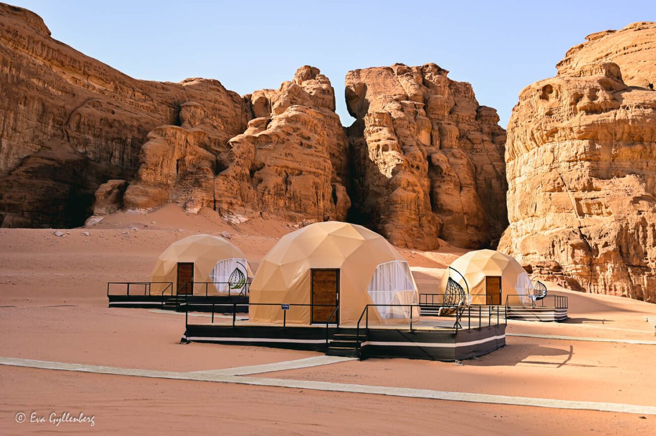Tre kapselhotell i form av igloos i öknen under branta klippor i Wadi Rum