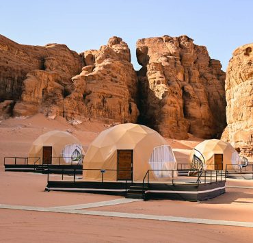 Tre kapselhotell i form av igloos i öknen under branta klippor